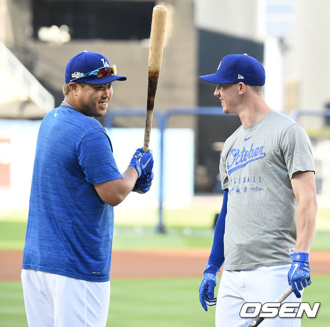 디비전시리즈 개막 하루 앞둔 3일(한국시간) 미국 캘리포니아주 로스앤젤레스 다저스타디움에서 2019 메이저리그 내셔널리그 디비전시리즈(NLDS) 공식훈련이 진행됐다.홈런을 친 류현진이 뷸러를 보며 미소 짓고 있다. / soul1014@osen.co.kr