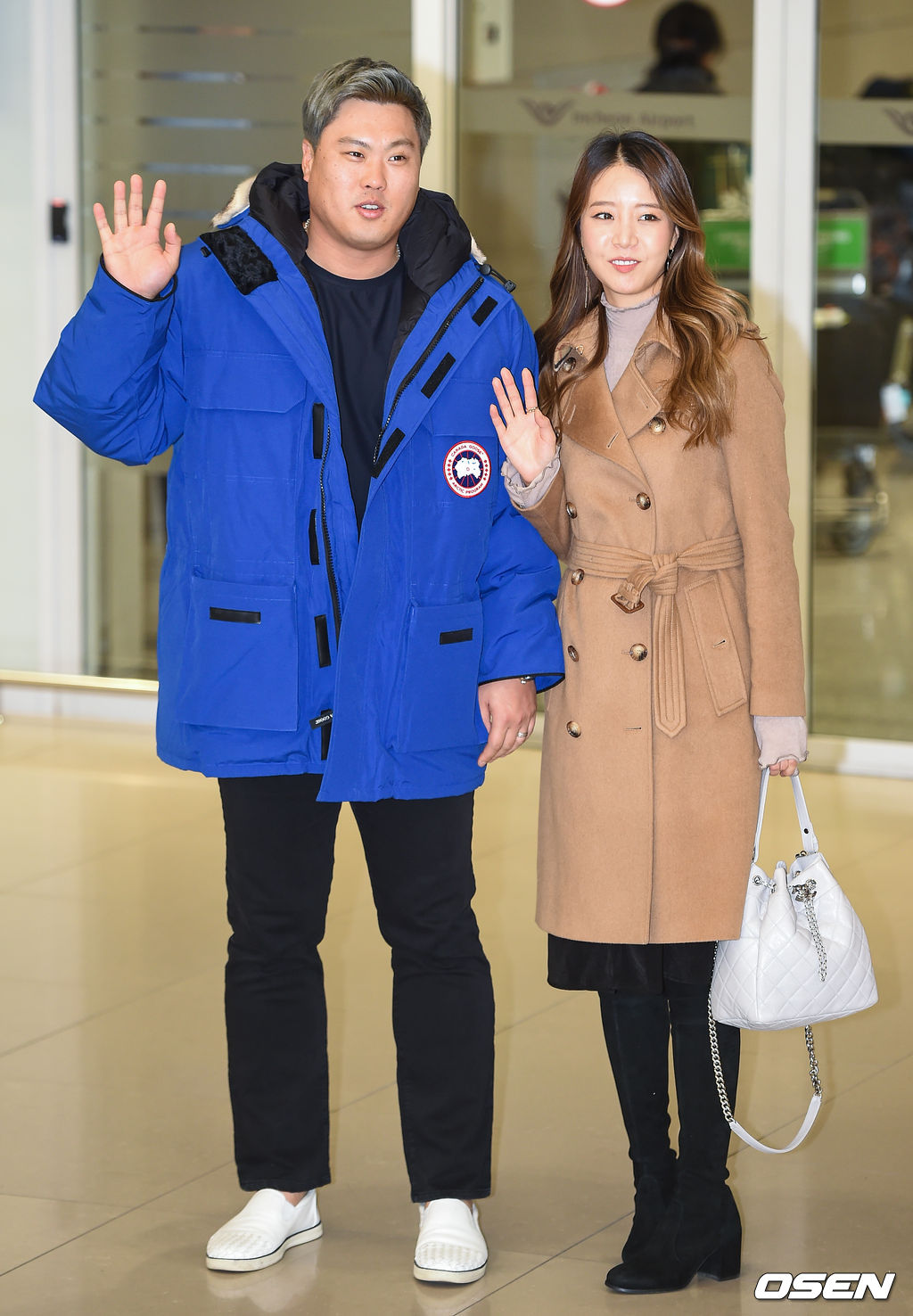 류현진, 배지현 부부가 입국장을 나서며 포즈를 취하고 있다./ soul1014@osen.co.kr