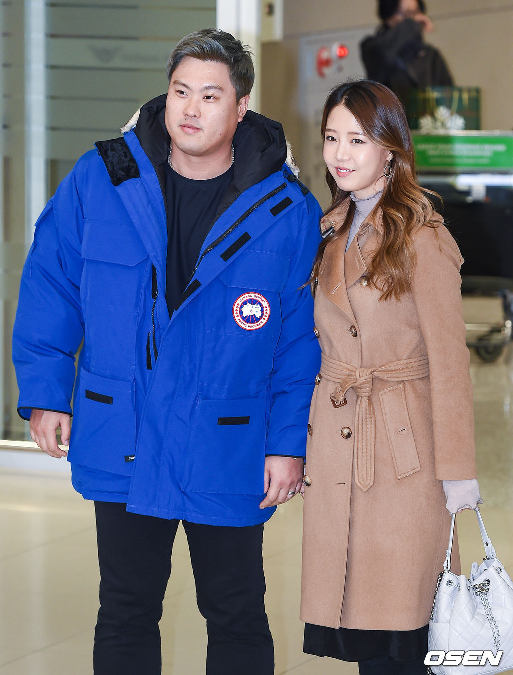 류현진, 배지현 부부가 입국장을 나서며 포즈를 취하고 있다./ soul1014@osen.co.kr