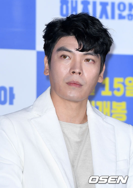 30일 오후 서울 광진구 롯데시네마 건대입구에서 영화 ‘해치지않아’ 언론시사회가 열렸다.  배우 김성오가 취재진의 질문을 듣고 있다. /sunday@osen.co.kr