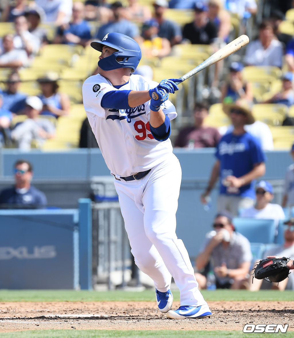 5회말 다저스 선두타자 류현진이 동점 솔로홈런을 날리고 있다. / soul1014@osen.co.kr