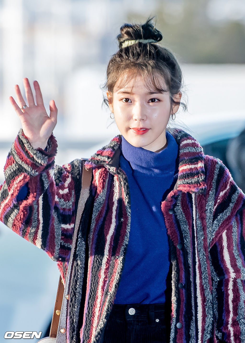 아이유가 출국장으로 향하며 포즈를 취하고 있다. /rumi@osen.co.kr