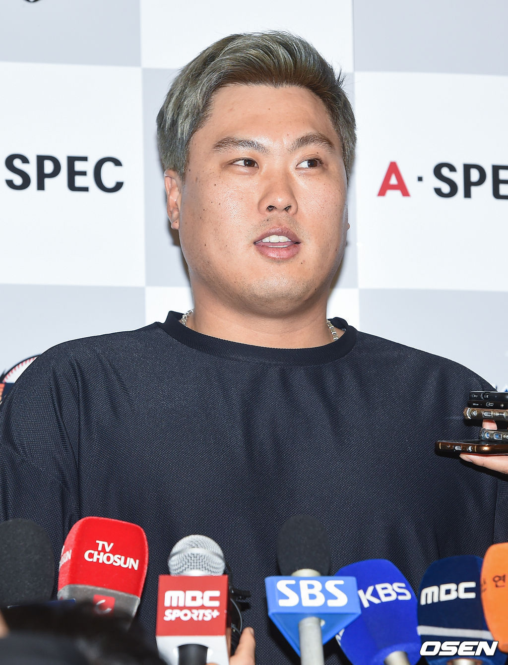 역대 한국인 메이저리그(MLB) 투수 최고액 기록을 경신하며 토론토에 입단한 류현진이 30일 오후 인천국제공항을 통해 귀국했다.류현진이 인터뷰를 하고 있다. / soul1014@osen.co.kr