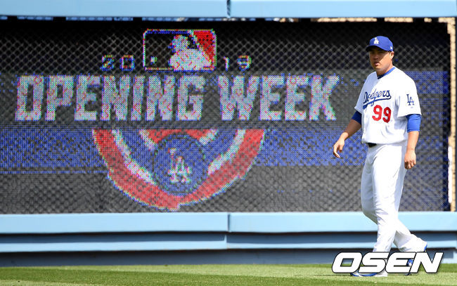 29일(한국시간) 미국 캘리포니아주 로스앤젤레스 다저스타디움에서 열리는 ‘2019 메이저리그’ 개막전 LA 다저스와 애리조나 다이아몬드백스의 경기를 앞두고, 개막 선발 투수로 나서는 다저스 류현진이 외야에서 몸을 풀고 있다. /dreamer@osen.co.kr