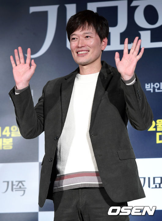 15일 오전 서울 동대문 메가박스에서 영화 ‘기묘한 가족’ 제작보고회가 열렸다.배우 정재영이 포토타임을 갖고 있다./sunday@osen.co.kr
