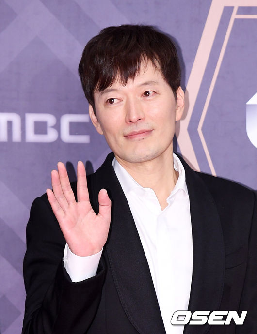 배우 정재영이 30일 오후 서울 상암동 MBC에서 열린 '2018 MBC 연기대상' 시상식에 참석해 포토타임을 하고 있다 . /jpnews@osen.co.kr