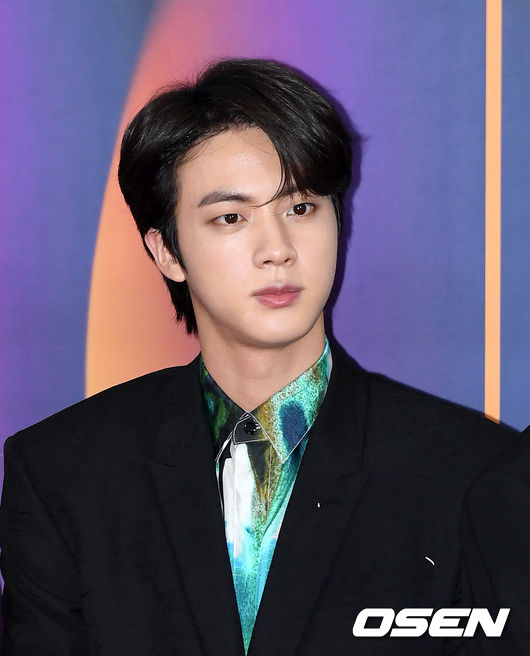 그룹 방탄소년단 진이 포토타임을 갖고 있다. /sunday@osen.co.kr