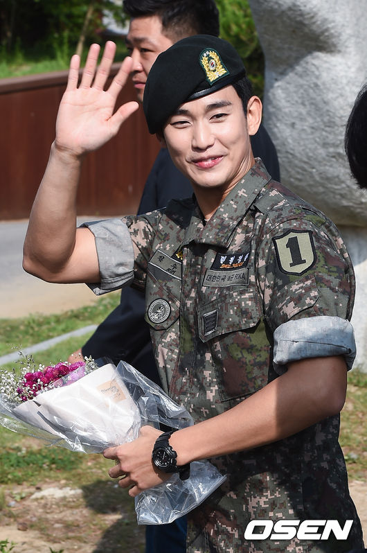 전역한 김수현이 팬들에게 인사를 한뒤 퇴장하고 있다/ soul1014@osen.co.kr