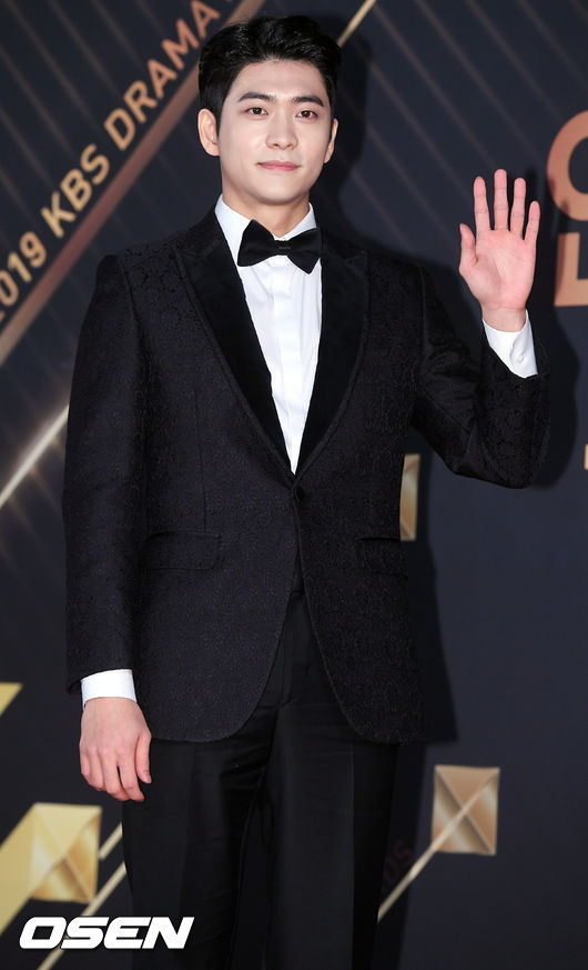 31일 오후 서울 영등포구 여의도 KBS 신관홀 로비에서 진행된 '2019 KBS 연기대상' 포토월 행사 진행됐다.강태오가 포토월로 입장하며 포즈를 취하고 있다./ rumi@osen.co.kr