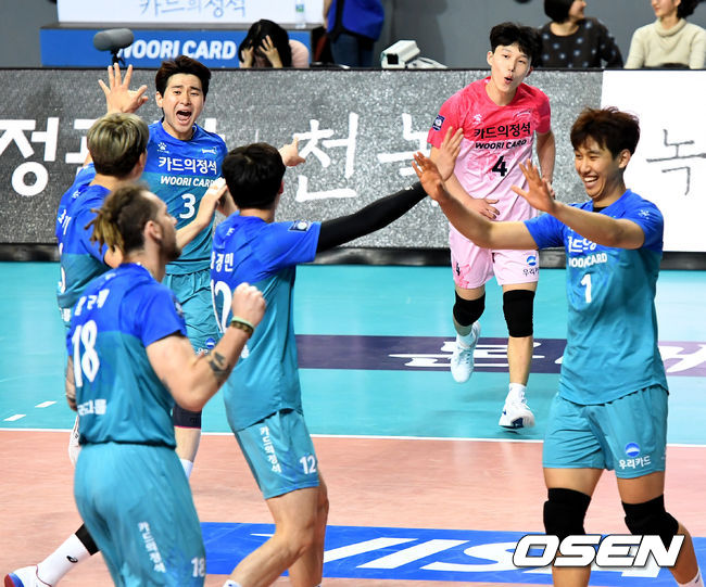 듀스 접전 끝에 2세트를 가져간 우리카드 선수들이 환호하고 있다. /dreamer@osen.co.kr