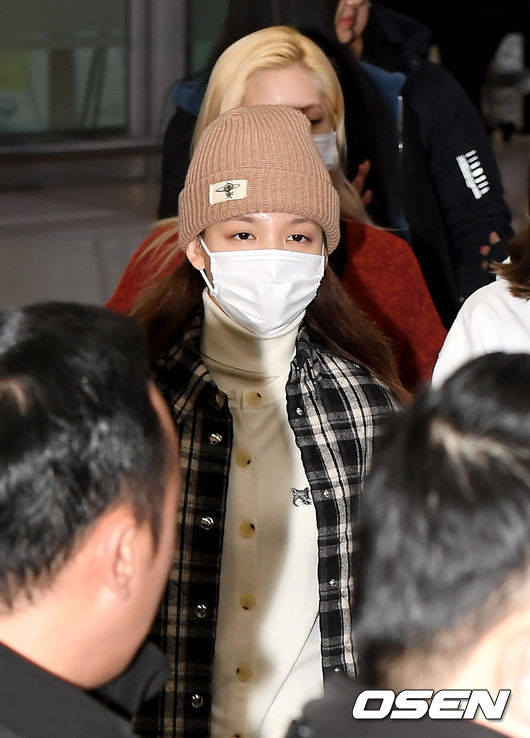 TWICE(트와이스)가 1일 오전 'NHK 홍백가합전’ 일정을 마치고 김포국제공항을 통해 입국했다.그룹 TWICE(트와이스) 나연이 입국장을 나서고 있다. /cej@osen.co.kr