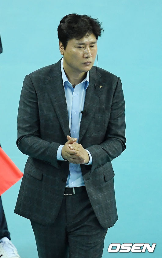 KB손해보험 권순찬 감독이 박수를 보내고 있다./ rumi@osen.co.kr