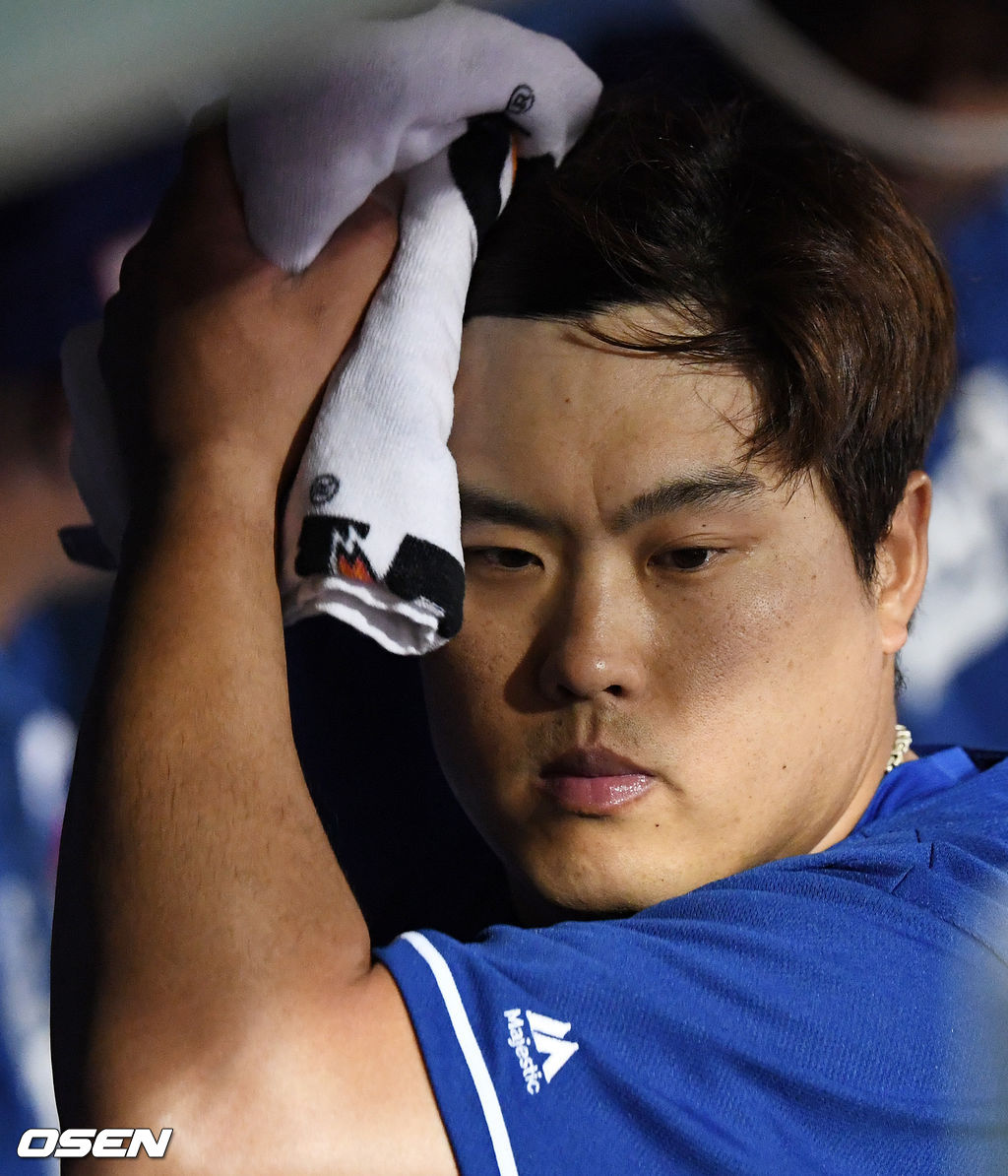 경기에 앞서 류현진이 더그아웃에서 땀을 닦고 있다. /jpnews@osen.co.kr
