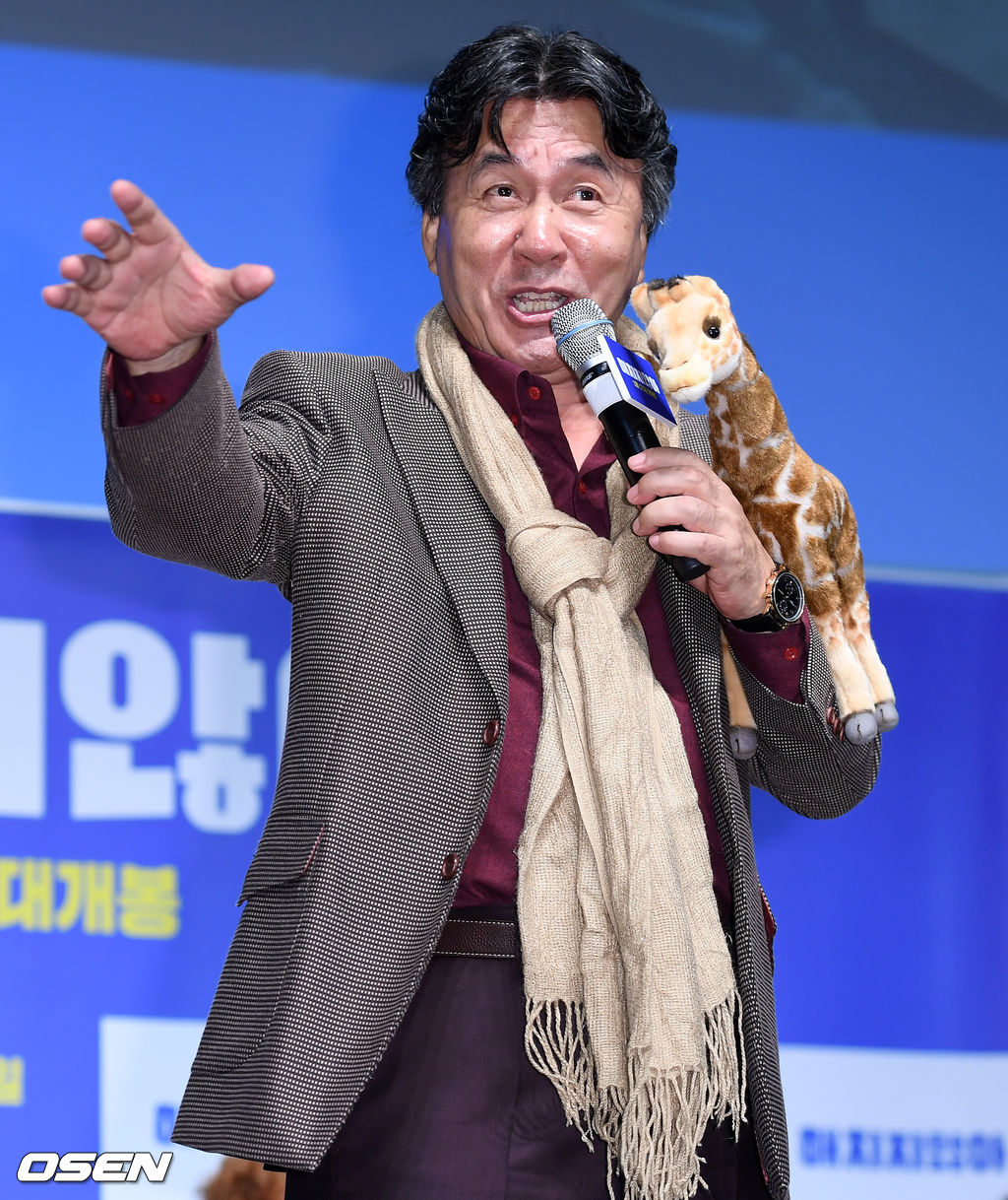 18일 오전 서울 강남구 CGV 압구정에서 영화 ‘해치지않아’ 제작보고회가 열렸다.배우 박영규가 사회자 요청에 이탈리아 가곡을 부르고 있다. /sunday@osen.co.kr