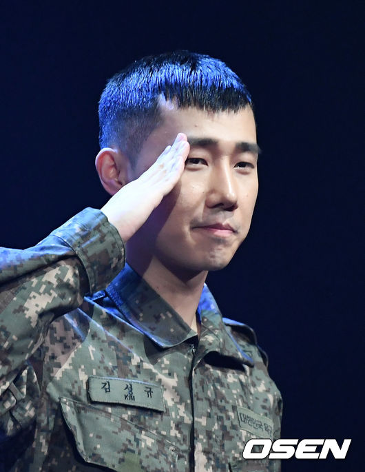 가수 김성규가 경례를 선보이며 인사를 하고 있다. /jpnews@osen.co.kr