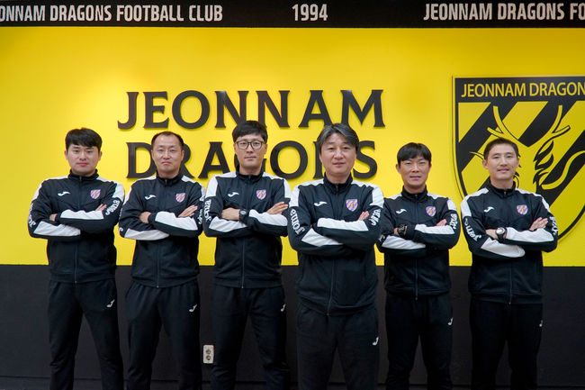 [사진] 왼쪽부터 김성현 코치, 한동진 GK코치, 최철우 코치, 전경준 감독, 한동훈 코치, 강진규 코치