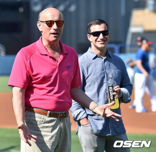 [사진] LA다저스 구단 최고경영자(CEO) 스탠 카스텐과 야구 운영부문 사장 엔드류 프리드먼이 이야기를 나누고 있다.  /OSEN DB