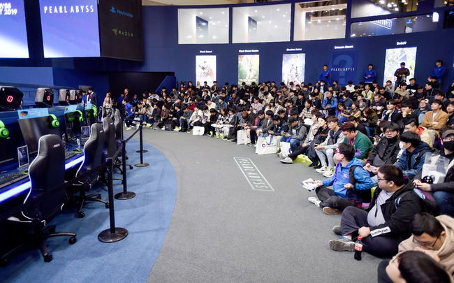 14일 부산 해운대 우동 벡스코에서 국제게임전시회 ‘2019 지스타'가 개막됐다.올해 15회째를 맞이한 이번 행사는 한국게임산업협회(K-GAMES)가 주최하고 지스타조직위원회와 부산정보산업진흥원이 공동 주관을 맡아 오는 17일까지 4일 간 개최된다.참가자들이 쉐도우아레나를 시연해보고 있다. / ksl0919@osen.co.kr