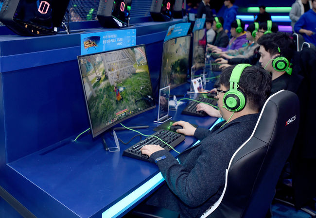 14일 부산 해운대 우동 벡스코에서 국제게임전시회 ‘2019 지스타'가 개막됐다.올해 15회째를 맞이한 이번 행사는 한국게임산업협회(K-GAMES)가 주최하고 지스타조직위원회와 부산정보산업진흥원이 공동 주관을 맡아 오는 17일까지 4일 간 개최된다.참가자들이 쉐도우아레나를 시연해보고 있다. / ksl0919@osen.co.kr