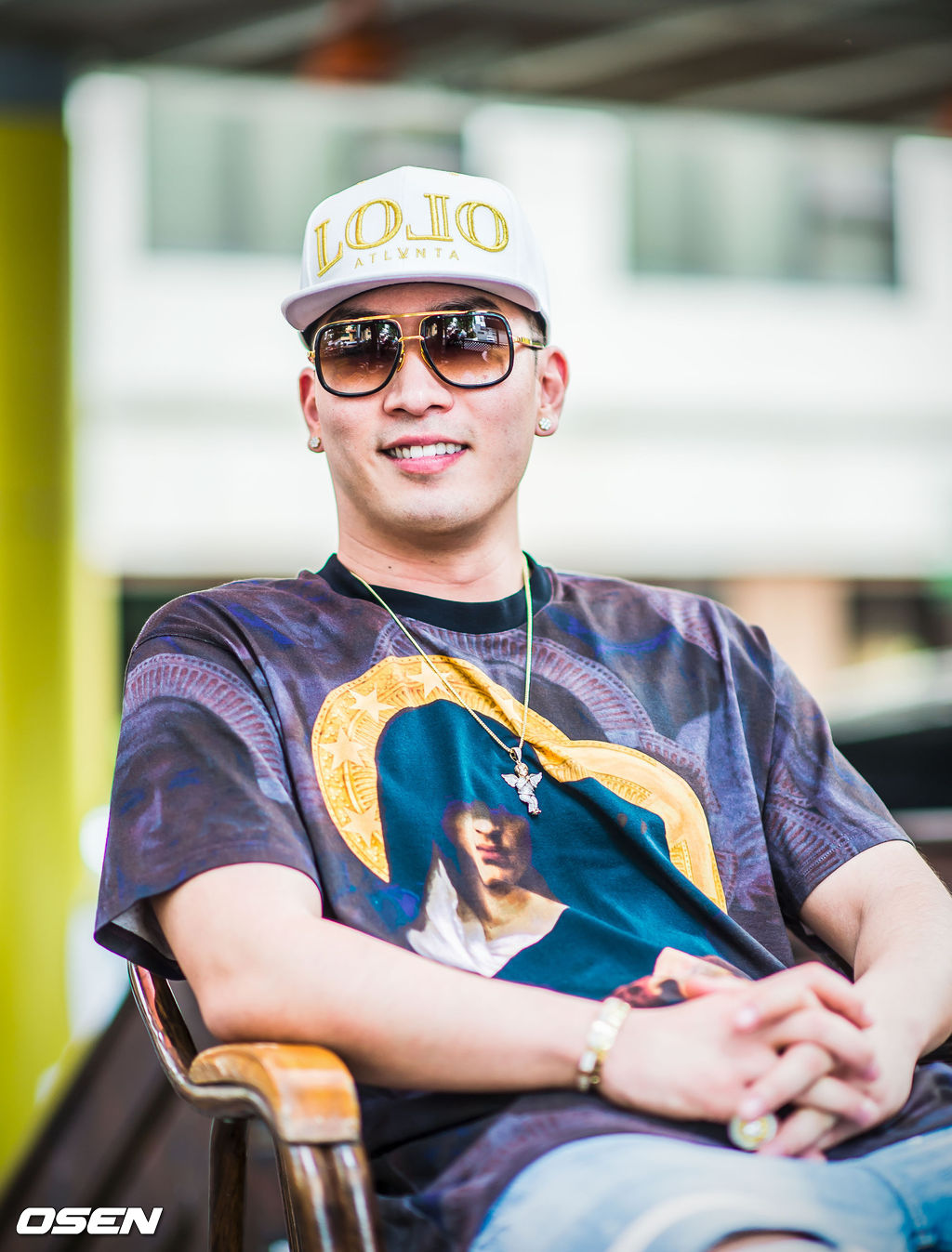 [사진=OSEN] 크라운제이가 인터뷰에서 포즈를 취했다.