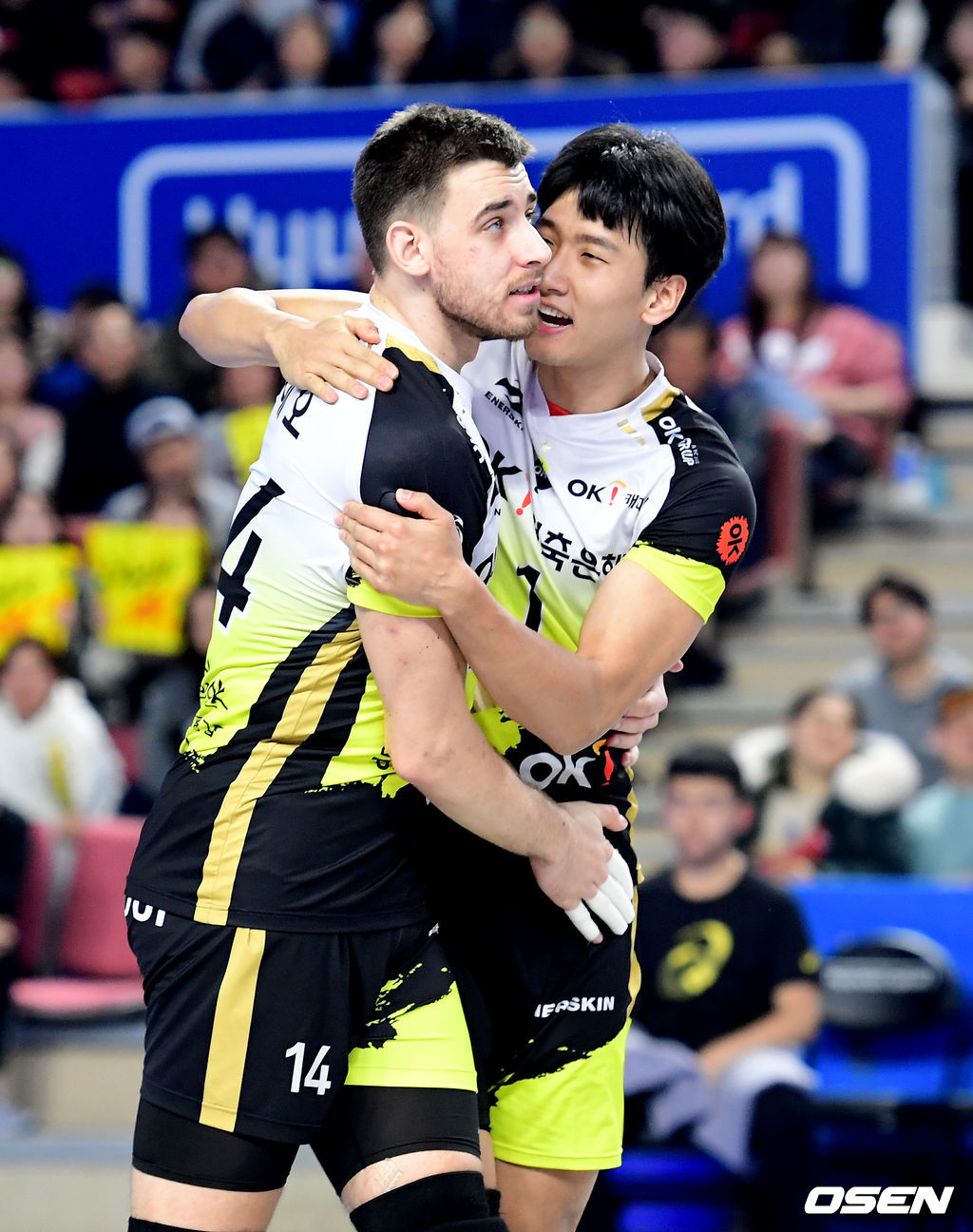 3세트 OK저축은행 송명근이 레오의 득점으로 동점이 되자 기뻐하고 있다. /jpnews@osen.co.kr