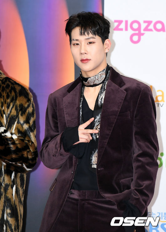 그룹 몬스타엑스 주헌이 포토타임을 갖고 있다. /sunday@osen.co.kr