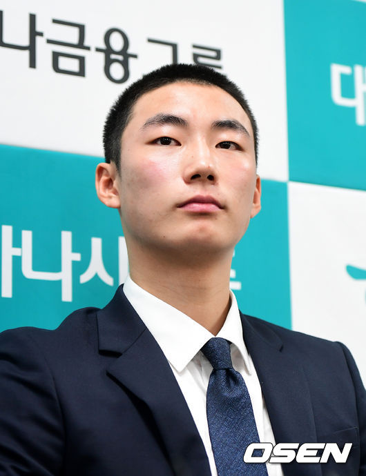 허정무 한국프로축구연맹 부총재가 재단법인으로 설립되는 하나금융그룹 축구단의 이사장을 맡고, 황선홍 감독은 1대 사령탑으로 선임됐다. 창단식 이후 구단은 2020시즌 승격을 위한 본격적인 담금질에 들어간다. 1월 중순 스페인으로 이동해 전지훈련을 진행하며 이후 남해 등지에서 2차 전지훈련을 진행할 예정이다.이지솔이 기자회견을 하고 있다. /jpnews@osen.co.kr