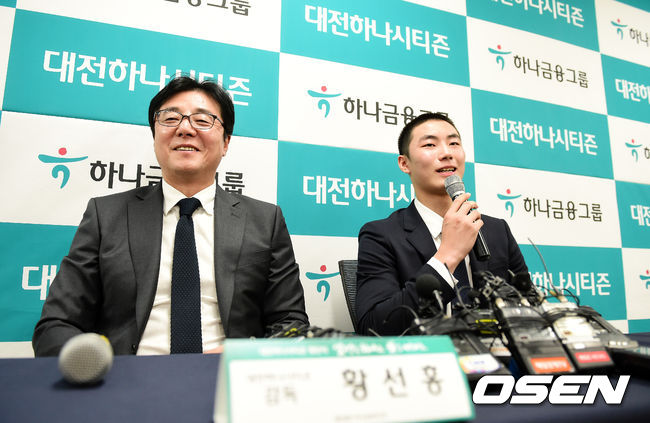 허정무 한국프로축구연맹 부총재가 재단법인으로 설립되는 하나금융그룹 축구단의 이사장을 맡고, 황선홍 감독은 1대 사령탑으로 선임됐다. 창단식 이후 구단은 2020시즌 승격을 위한 본격적인 담금질에 들어간다. 1월 중순 스페인으로 이동해 전지훈련을 진행하며 이후 남해 등지에서 2차 전지훈련을 진행할 예정이다.황선홍 감독과 이지솔이 기자회견을 하고 있다. /jpnews@osen.co.kr