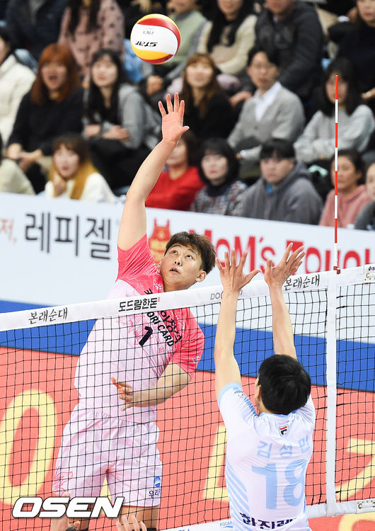 2세트 우리카드 한성정이 연타를 날리고 있다./soul1014@osen.co.kr