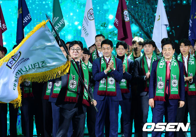 대전하나시티즌 황선홍 감독이 구단기를 흔들고 있다. /jpnews@osen.co.kr