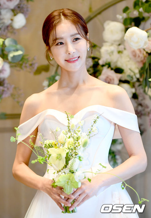 5일 오후 서울 신천동 롯데 시그니엘호텔에서 배우 한다감(한은정) 결혼 기자회견이 열렸다. 배우 한다감(한은정)이 포토타임을 하고있다./ksl0919@osen.co.kr