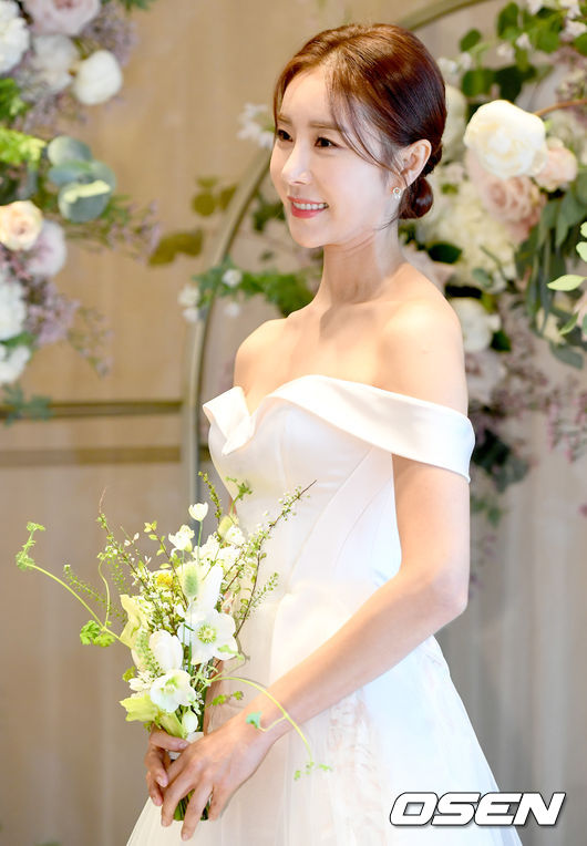 5일 오후 서울 신천동 롯데 시그니엘호텔에서 배우 한다감(한은정) 결혼 기자회견이 열렸다. 배우 한다감(한은정)이 포토타임을 하고있다./ksl0919@osen.co.kr