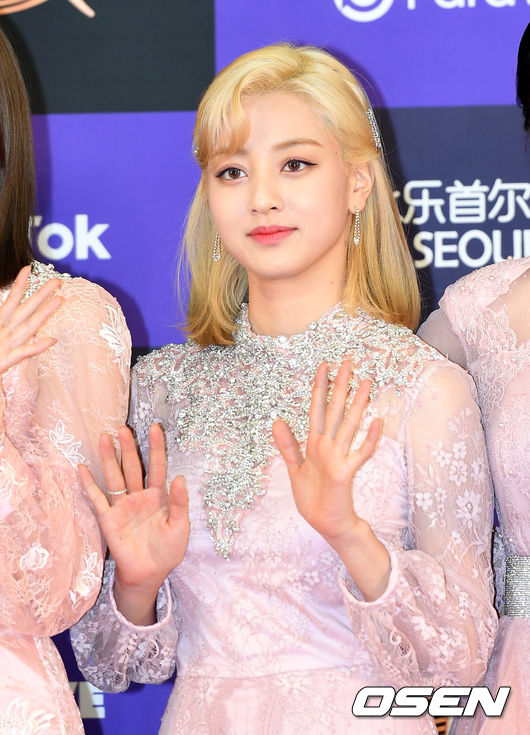 걸그룹 트와이스 지효가 레드카펫을 밟고 있다. /sunday@osen.co.kr