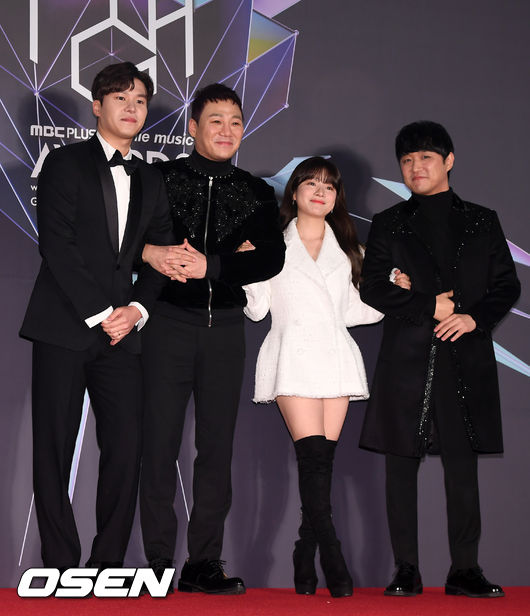 6일 오후 인천 남동 체육관에서 열린 2018 MGA(MBC플러스 X 지니뮤직)어워즈 레드카펫 행사에서 바이브&벤&김원주가 포토타임을 갖고 있다. / rumi@osen.co.kr