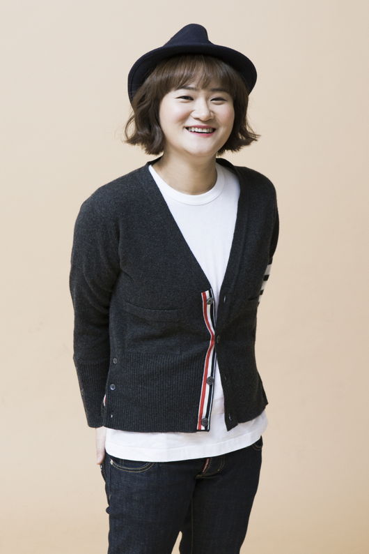 [사진=미디어랩 시소 제공] 코미디언 김신영이 희극인 선배 송은이가 대표로 있는 매니지먼트 회사 미디어랩 시소와 전속계약을 체결했다.