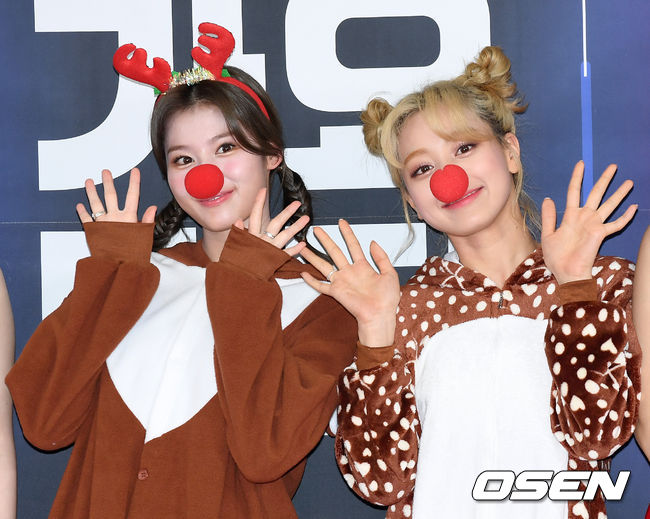 걸그룹 트와이스 사나와 지효가 포토타임을 갖고 있다. /sunday@osen.co.kr