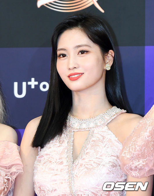 걸그룹 트와이스 모모가 레드카펫을 밟고 있다. /sunday@osen.co.kr