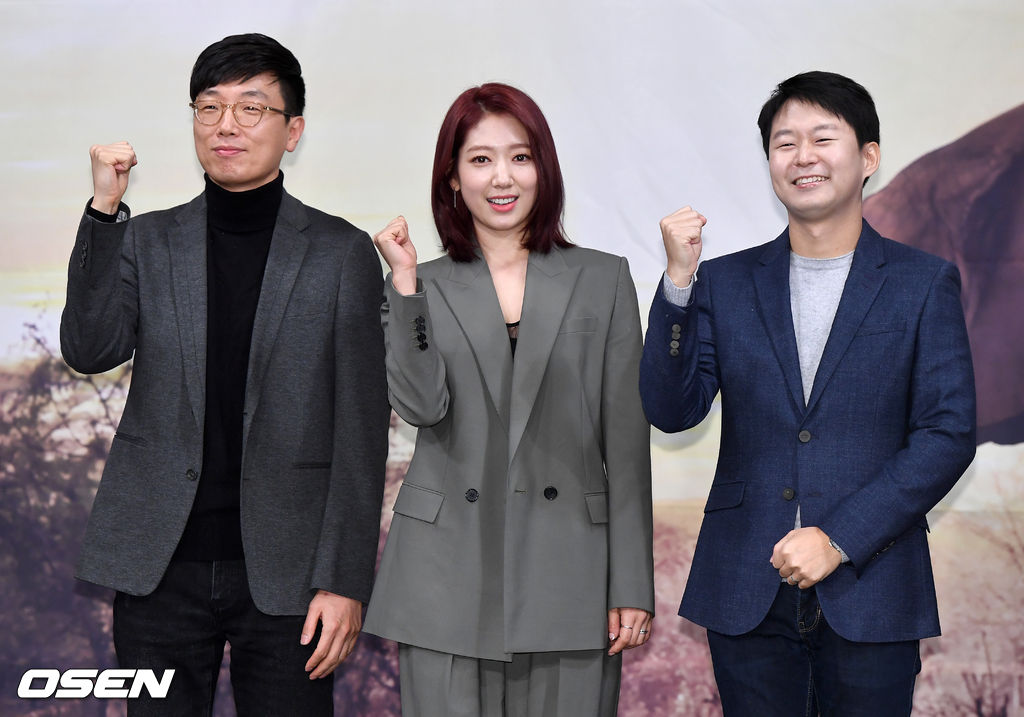 배우 박신혜(가운데)와 김현기 PD, 소형준 PD가 참석해 포즈를 취하고 있다. /dreamer@osen.co.kr