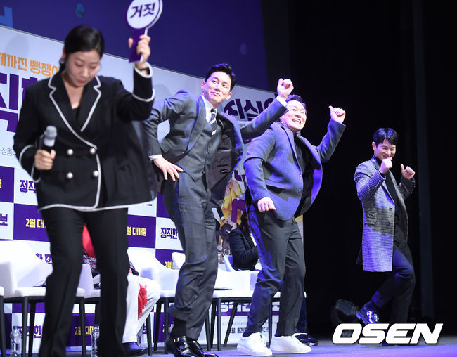 6일 오전 서울 압구정 CGV에서 영화 '정직한 후보' 제작보고회가 열렸다.배우 라미란, 김무열, 윤경호, 장동주가 댄스를 선보이고 있다. /youngrae@osen.co.kr 