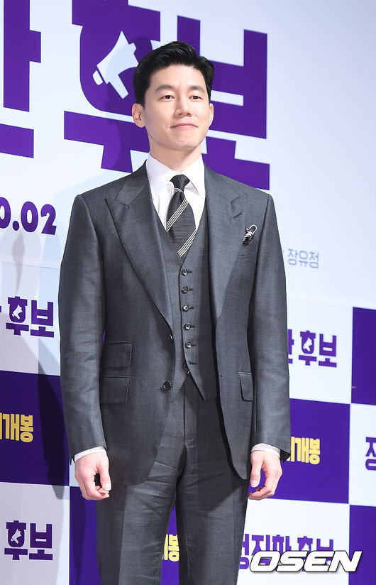 배우 김무열이 포토타임을 갖고 있다. /youngrae@osen.co.kr 