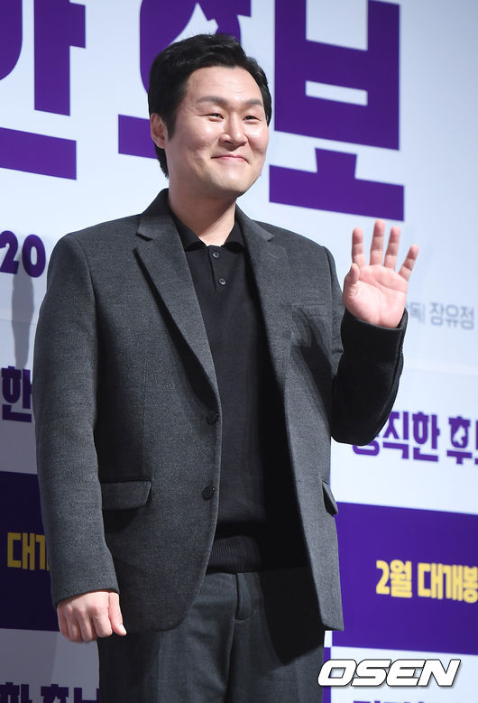 배우 윤경호가 포토타임을 갖고 있다. /youngrae@osen.co.kr 