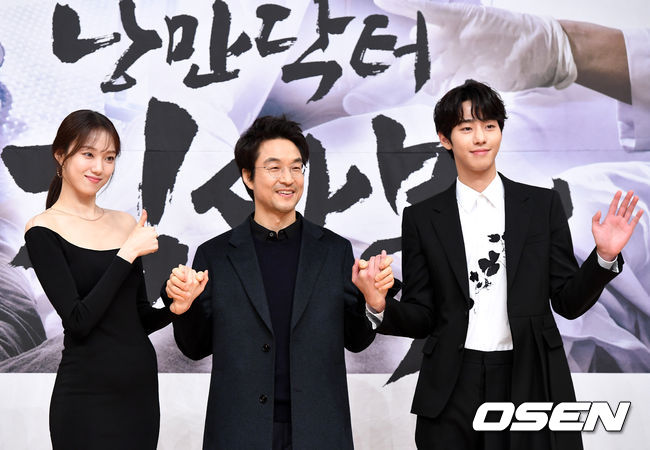 배우 이성경, 한석규, 안효섭(왼쪽부터)이 참석해 포토타임을 하고 있다. /dreamer@osen.co.kr