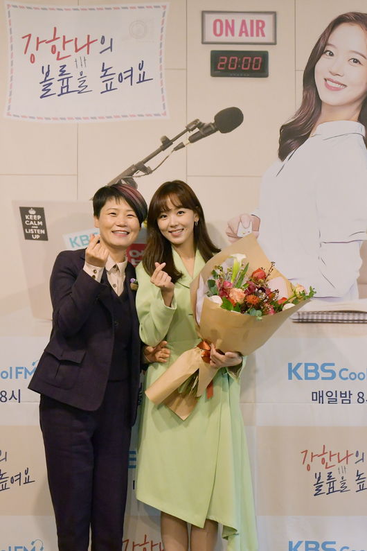 [사진=KBS 제공] KBS 라디오 센터장(왼쪽)이 강한나의 '볼륨을 높여요' 진행을 축하했다.