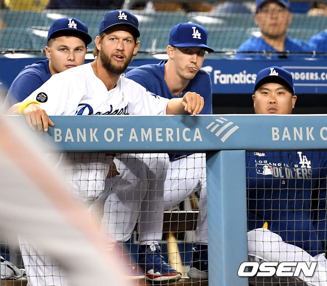 9회초 샌프란시스코 공격 때 다저스 작 피더슨-클레이튼 커쇼-워커 뷸러-류현진(왼쪽부터)가 경기를 지켜보고 있다. /dreamer@osen.co.kr