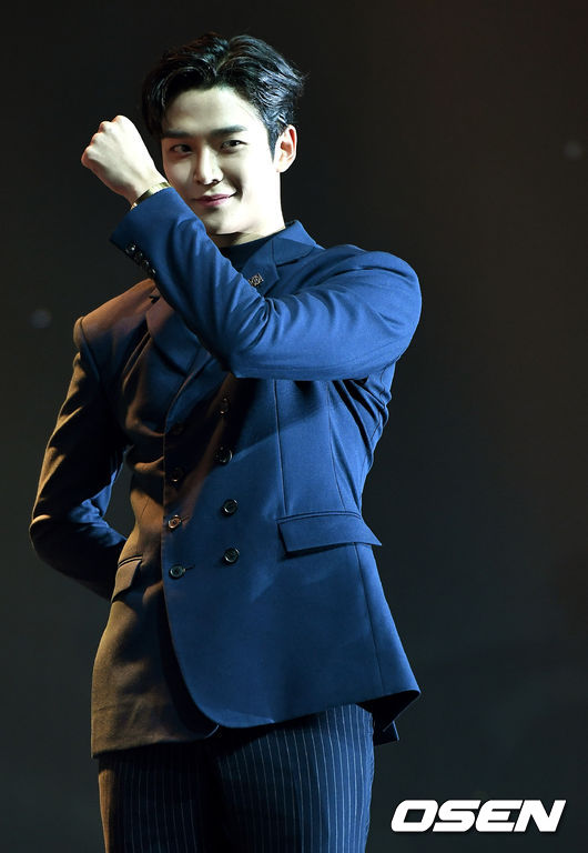 SF9 로운이 포토타임을 하고 있다. /dreamer@osen.co.kr