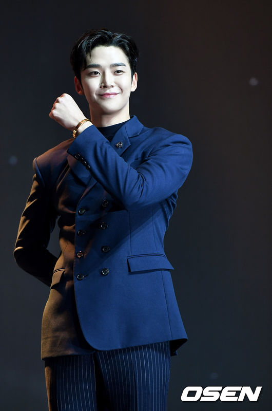 SF9 로운이 포토타임을 하고 있다. /dreamer@osen.co.kr