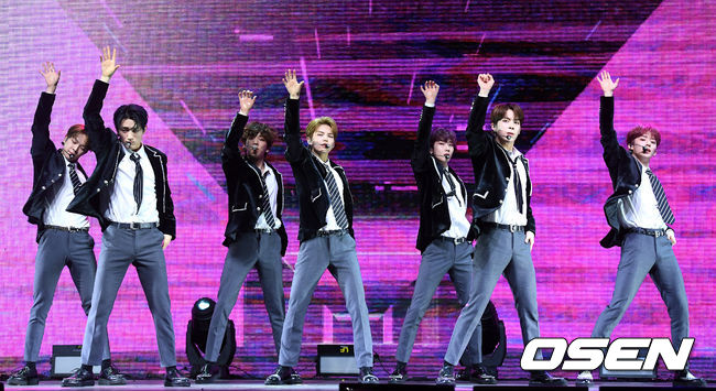 그룹 베리베리(VERIVERY) 세 번째 미니앨범 'FACE ME' 쇼케이스가 7일 오후 서울 광진구 예스24 라이브홀에서 열렸다.그룹 베리베리(VERIVERY)가 멋진 무대를 선보이고 있다. /cej@osen.co.kr