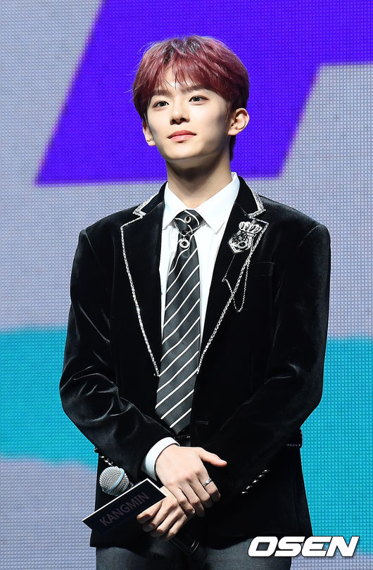 그룹 베리베리(VERIVERY) 강민이 인사를 하고 있다. /cej@osen.co.kr