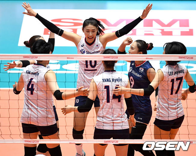 김연경을 비롯한 한국 선수들이 득점을 올린 뒤 기뻐하고 있다. /dreamer@osen.co.kr