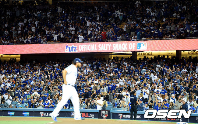 다저스 선발 클레이튼 커쇼가 마운드에 오르자 관중들이 환호를 보내고 있다. /dreamer@osen.co.kr